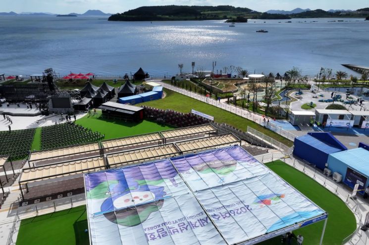 지난 5일 오전 전남광주 여수시 돌산읍 진모지구 2026 여수세계섬박람회 행사장 앞바다 너머로 섬이 펼쳐져 있다. 연합뉴스