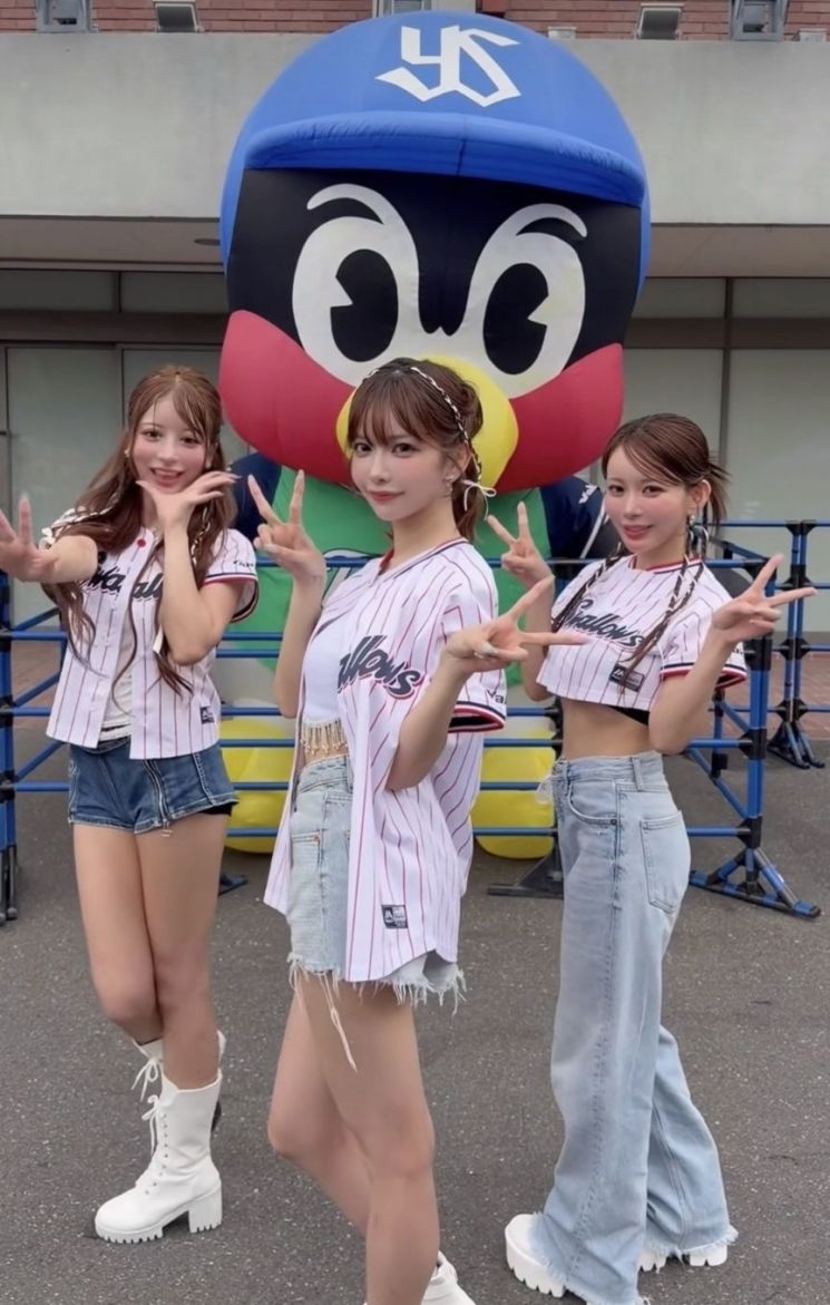 전직 아이돌과 캬바쿠라 종업원 등으로 구성된 걸그룹 '찬스 걸스'가 구단 유니폼을 입고 홍보 영상을 올렸다. 인스타그램