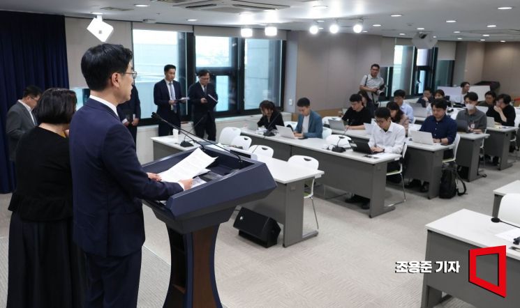 중대범죄수사청 개청준비단 단장인 김민재 행정안전부 차관이 17일 서울 종로구 정부서울청사에서 초대 중수청장 후보자 관련 브리핑을 하고 있다.  조용준 기자