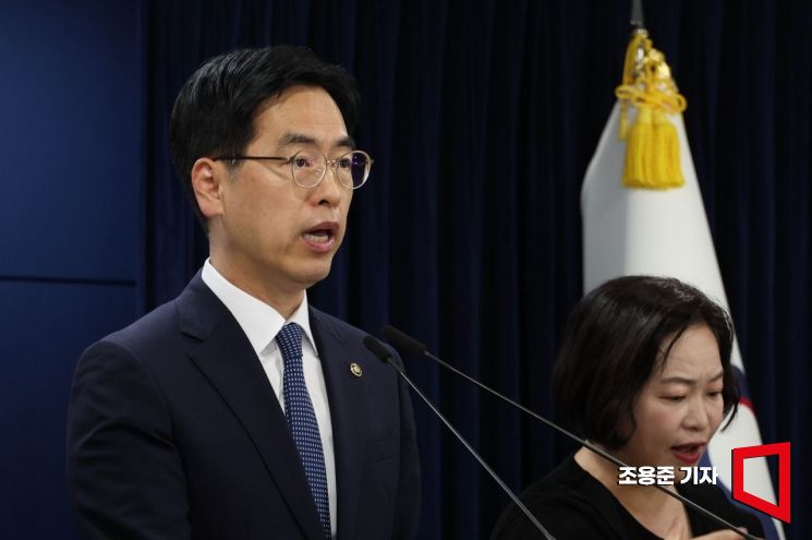 중대범죄수사청 개청준비단 단장인 김민재 행정안전부 차관이 17일 서울 종로구 정부서울청사에서 초대 중수청장 후보자 관련 브리핑을 하고 있다. 김 차관은 브리핑에서 언론과 국회에서 제기된 김지용 후보자에 대한 논란 중 김학의 출금 사건, 정진웅 검사 독직폭행 사건, 검수완박 반대 및 윤석열 전 총장 징계 반대 관련 해명하고 국민의 우려를 가볍게 넘기지 않겠다고 밝혔다. 2026.9.17 조용준 기자
