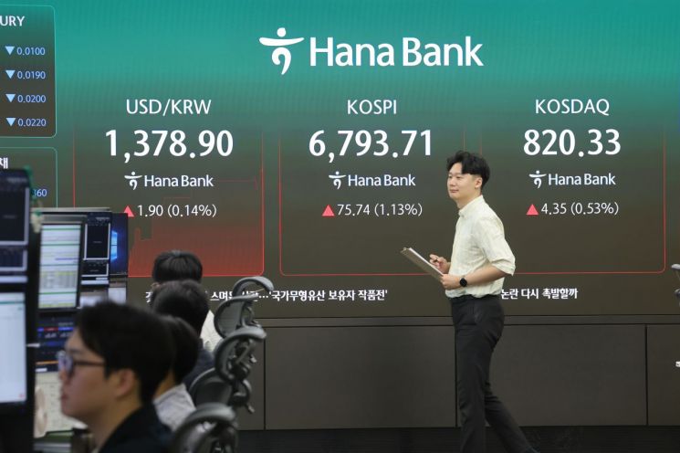 코스피가 상승 출발한 17일 서울 중구 하나은행 딜링룸에서 직원이 업무를 보고 있다. 연합뉴스