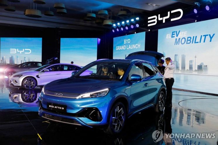 2024년 1월18일(현지시간) 인도네시아 자카르타에서 열린 BYD 출시 행사에서 관계자들이 BYD 아토3 차량을 점검하고 있다. 연합뉴스