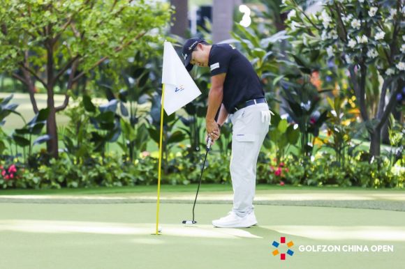 김홍택이 2026 골프존 차이나오픈 본선에서 퍼트를 하고 있다. 골프존 제공