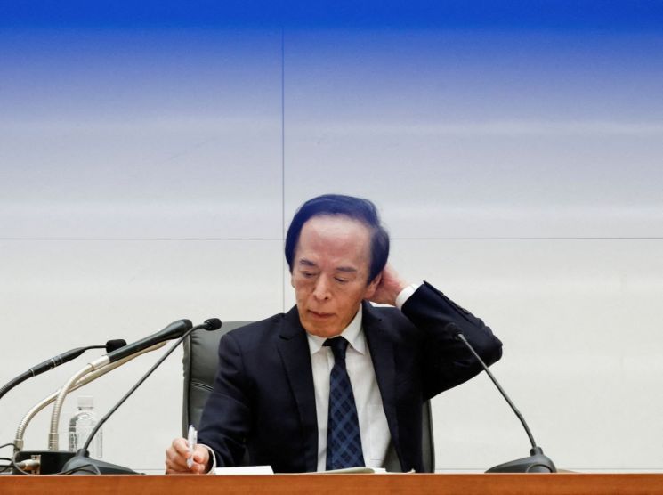지난 3월 19일 일본 도쿄에서 우에다 가즈오 일본은행(BOJ) 총재가 금융정책결정회의를 마친 뒤 기자회견에 참석한 모습. BOJ는 17일부터 이틀간 금융정책결정회의를 열고, 현재 1%인 기준금리를 1.25%로 인상할지 최종 판단에 들어간다. 도쿄(일본)=로이터 연합뉴스