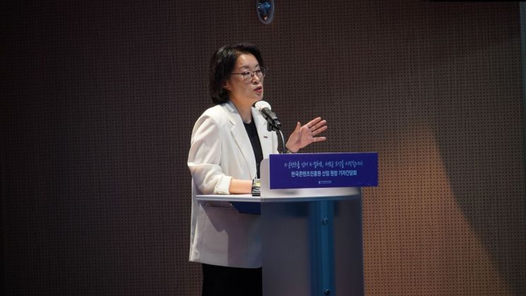 김윤지 한국콘텐츠진흥원장이 17일 서울 종로구 광화문 CKL기업지원센터에서 열린 취임 100일 기념 기자간담회에서 질문에 답하고 있다./한국콘텐츠진흥원.