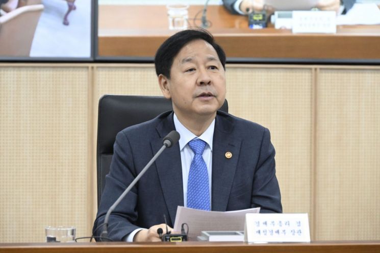 구윤철 부총리 겸 재정경제부 장관이 18일 정부세종청사 중앙동에서 열린 ‘비상경제본부 회의 겸 경제관계장관회의’를 주재, 모두발언을 하고 있다. 재경부