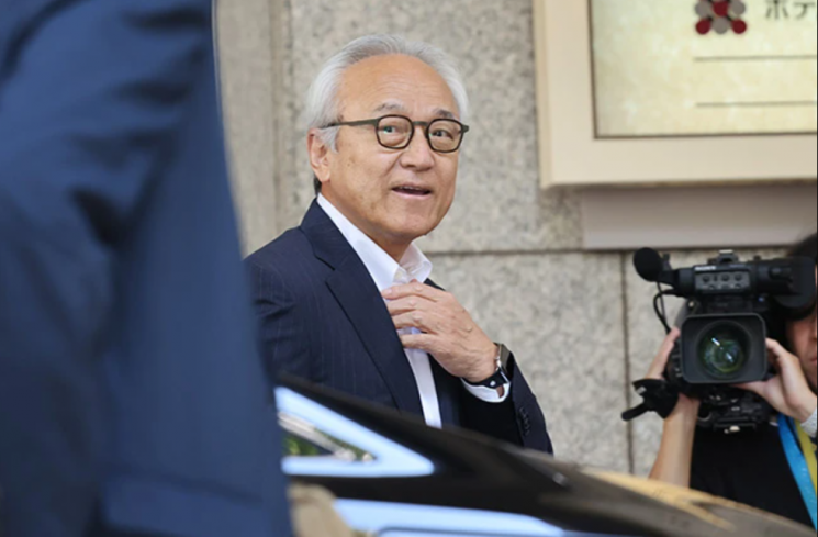 2026년 8월 25일 도쿄 지요다구에서 취재진의 질문에 답하기 전 발언하고 있는 구라우치 이사오. 아사히 신문