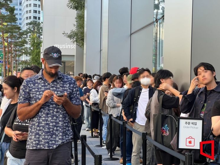 [Report] 'Loyal Fans Gather' to Meet the iPhone 18 Pro, Lining Up Overnight... "...