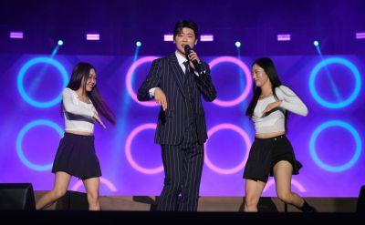 ‘2026 나주영산강축제’ 개막 축하공연으로 트로트 가수 박지현과 뮤지컬 배우 홍지민이 무대에 올라 축제 열기를 더할 전망이다. 사진은 지난해 ‘2025 나주영산강축제’ 폐막식 무대를 장식하고 있는 인기 트로트가수 박지현. 나주시 제공