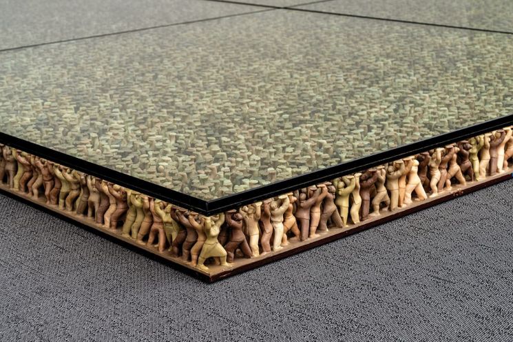 서도호, 'Floor Module', 1997~2000, 세부 모습. 인종과 성별이 다른 작은 PVC 인물들이 유리판을 떠받치는 구조로, 개인과 집단의 관계를 탐구해온 서도호의 대표적 'Floor' 연작이다. 현재 국립현대미술관 서울관에서 개인전이 열리고 있다. 케이옥션