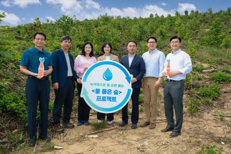 이상용 한국생태환경연구소 이사장(왼쪽부터), 김범수 여주시 산림자원팀장, 노지혜 LG생활건강 상무, 구남주 한국 코카-콜라 상무, 이후정 여주시산림조합 조합장, 이영준 WWF 보전국장, 이상현 코카-콜라음료(주) 공장장 등이 지난 17일 여주시 일원에서 한국 코카-콜라, WWF(세계자연기금) 등과 함께 삼림 관리를 통해 산의 물 순환 기능을 높이는 '물 품은 숲' 사업의 성과를 공유하는 자리에 참석한 후 기념촬영을 했다.