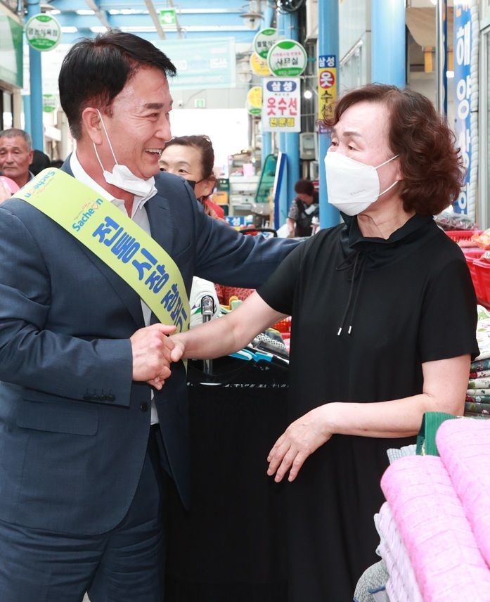 [사진 제공=사천시] 박동식 사천시장이 추석맞이 전통시장 이용 활성화 캠페인에 참여해 시장 상인들과 악수하며 인사를 나누고 있다.