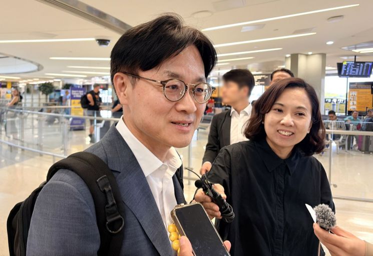 김정관 산업통상부 장관이 10일(현지시간) 미국 뉴욕 인근 뉴와크 공항에 도착, 기자들의 질문에 답하고 있다. 2026.9.11 연합뉴스