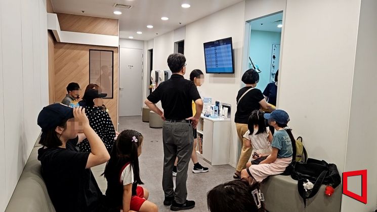 "병원 3곳 돌았는데 또 1시간 기다리래요"...앱 모르는 할머니의 '한숨' - 뉴스 썸네일 이미지