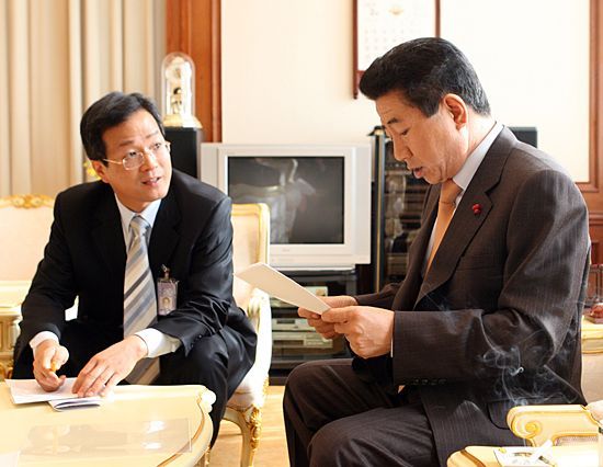 윤태영 비서관과 노무현 대통령이 청와대에서 문서를 함께 살펴보고 있다. 노무현 대통령은 생전 윤태영에게 “본 대로, 들은 대로 쓰라”고 말했다. 노무현재단