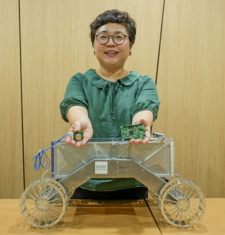 KERI 이지영 박사가 로버용 모터와 전력변환장치를 들고 포즈를 취하고 있다. KERI 제공