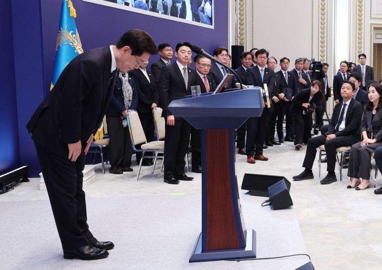 이재명 대통령이 18일 청와대 영빈관에서 기자회견을 마친 후 인사하고 있다. 2026.9.18 연합뉴스