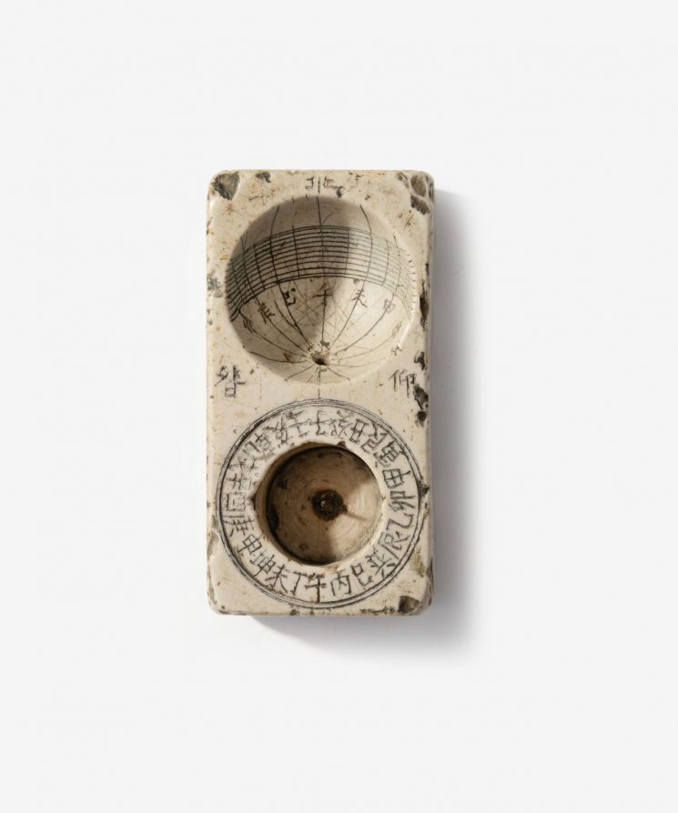 백석을 깎아 만든 휴대용 해시계 ‘앙부일구’. 반구형 해시계에 시간선과 절기, 방위를 새겨 시간과 계절, 방향을 함께 확인할 수 있도록 했다. 온양민속박물관