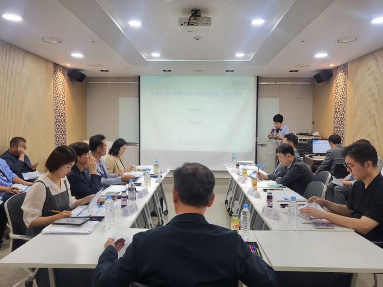 화성특례시가 18일 화성시 GB해제지구(지구단위계획) 정비 용역 착수보고회에서 장기미집행 도시계획시설 정비 방안을 논의하고 있다. 화성시 제공
