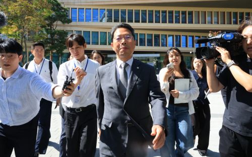 19일 김승원 법무부 장관 후보자가 19일 사퇴 기자회견을 마치고 국회 소통관을 나서고 있다. 연합뉴스