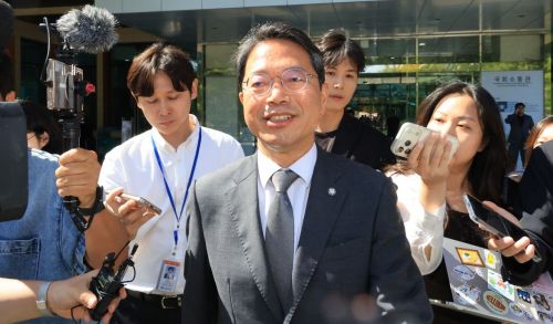 김승원 법무부 장관 후보자가 19일 사퇴 기자회견을 마치고 국회 소통관을 나서고 있다. 연합뉴스