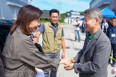 민형배 전남광주통합특별시장이 19일 오전 곡성군 석곡농협에서 열린 '벼 수확' 행사에 참석한 미셸 스틸 주한미국대사를 반갑게 맞이하고 있다. 전남광주통합특별시 제공