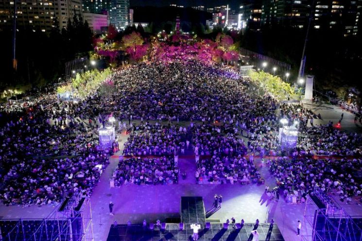 고양특례시가 지난 19일 일산호수공원에서 ‘2026 고양호수예술축제’ 개막식을 열고 있다. 고양시 제공