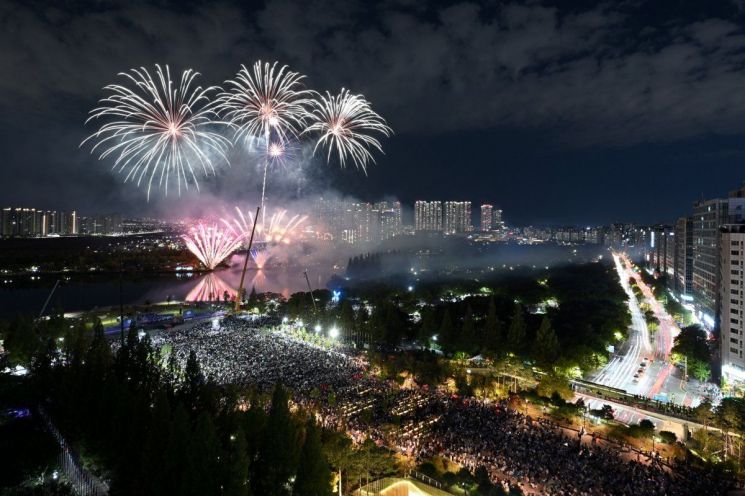 고양특례시가 지난 19일 일산호수공원에서 ‘2026 고양호수예술축제’ 개막식을 열고 있다. 고양시 제공
