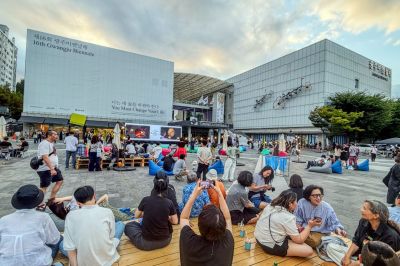 4일 오후 북구 광주비엔날레 전시관에서 열린 '제16회 광주비엔날레개막식'에서 시민들이 개막 퍼포먼스를 관람하고 있다. 연합뉴스