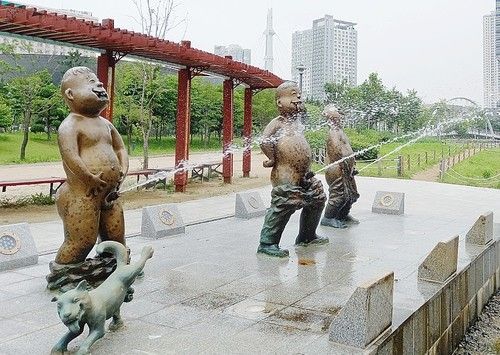 송도 센트럴파크 '갯벌 오줌싸개' 조형물. 연합뉴스