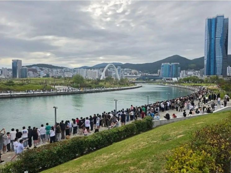 상어를 보기 위해 북항 친수공원에 몰려든 시민들. 전재수 부산시장 사회관계망서비스(SNS)
