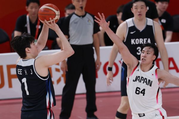 이현중이 20일 일본 나고야 아이치 인터내셔널 아레나에서 열린 2026 아이치·나고야 아시안게임 남자 농구 일본과의 결승전에서 3점슛을 성공시키고 있다. 나고야=연합뉴스