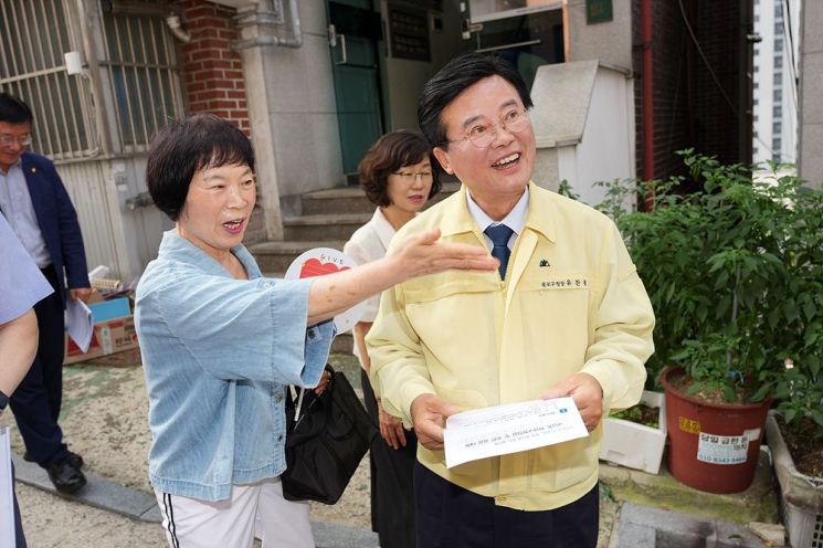 지난 7월 교남동을 찾은 유찬종 구청장. 종로구 제공.