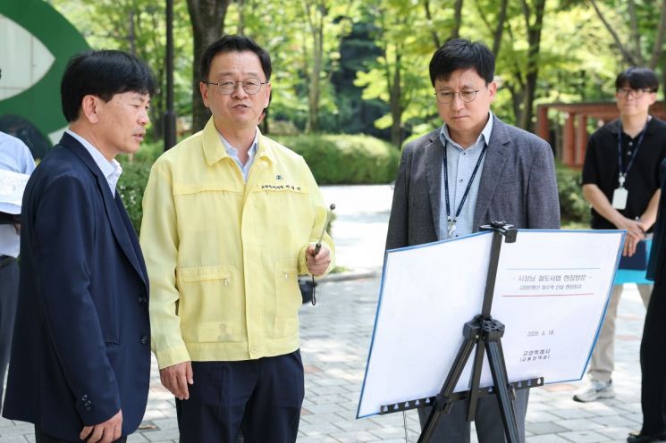 민경선 고양특례시장이 지난 8월 18일 고양은평선 화수역 신설 검토 대상지를 찾아 현장 여건을 점검하고 있다. 고양시 제공