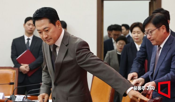 장동혁 국민의힘 대표가 지난 21일 국회에서 열린 최고위원회의에 참석하고 있다. 윤동주 기자