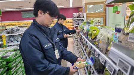 농관원 관계자가 햅쌀 양곡 표시 특별단속을 하고 있다. 농관원