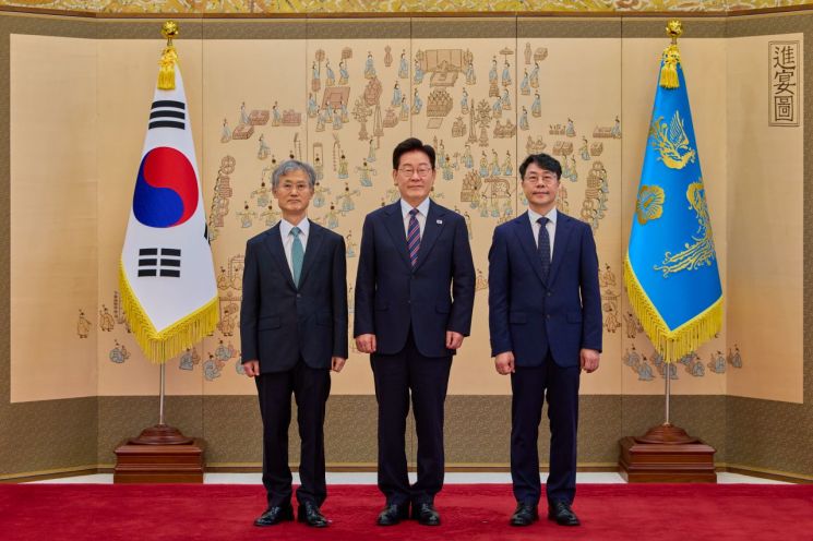 이재명 대통령이 21일 청와대에서 김성수 신임 대법관에게 임명장을 수여하한 뒤 기념촬영을 하고 있다. 왼쪽은 조희대 대법원장. 2026.9.21 연합뉴스