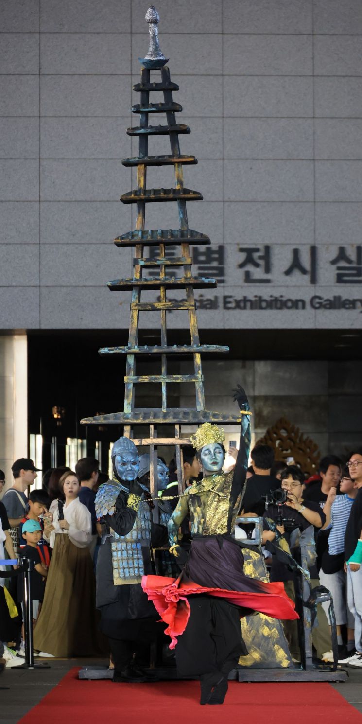 19일 서울 용산구 국립중앙박물관에서 열린 '국중박 분장 놀이'결선 진출자 런웨이 행사에 참가자들이 '청동공양탑'을 주제로 한 분장쇼를 펼치고 있다. 연합뉴스
