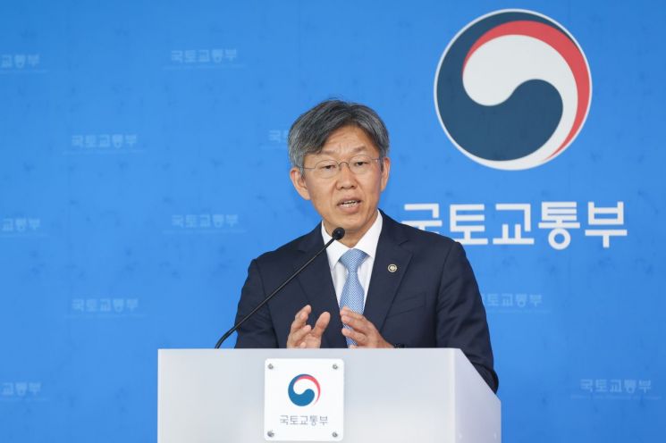 김이탁 국토교통부 제1차관이 21일 정부세종총사 기자실에서 주거안정플랜을 발표하고 있다. 주거안정플랜은 2030년까지 공적주택 119만호를 공급하는 내용을 담고 있다. 국토부 제공