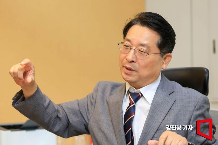 박원갑 KB국민은행 수석전문위원이 21일 서울 중구 KB국민은행 자산관리센터에서 아시아경제와 인터뷰 하고 있다. 강진형 기자