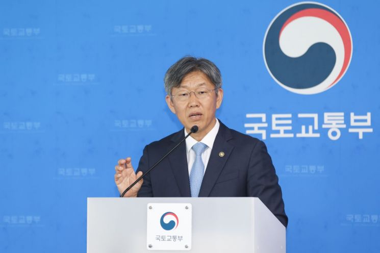 김이탁 국토교통부 제1차관이 21일 정부세종청사 기자실에서 주거안정플랜을 발표하고 있다. 국토부 제공