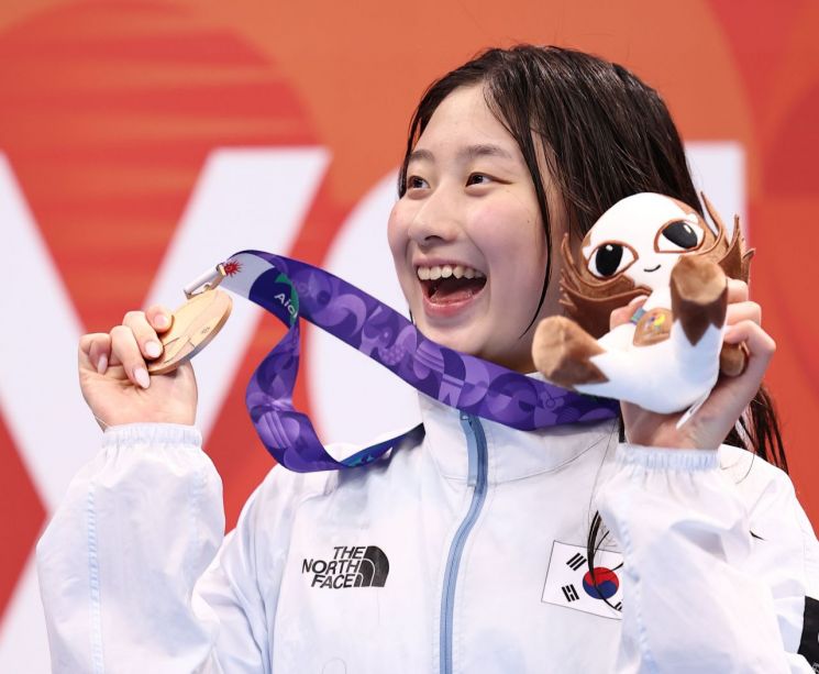 김승원이 21일 도쿄 아쿠아틱스 센터에서 열린 2026 아이치·나고야 아시안게임 수영 여자 50m 개인 배영 결승에서 동메달을 획득한 뒤 시상대에 올라 기뻐하고 있다. 연합뉴스
