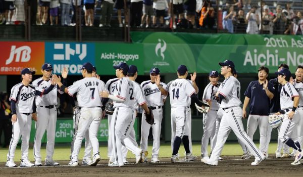 한국 야구 대표팀이 21일 일본 아이치현 오카자키 중앙종합공원 야구장에서 열린 2026 아이치·나고야 아시안게임 B조 조별리그 1차전에서 대만을 5-0으로 제압한 뒤 기쁨을 나누고 있다. 오카자키=연합뉴스