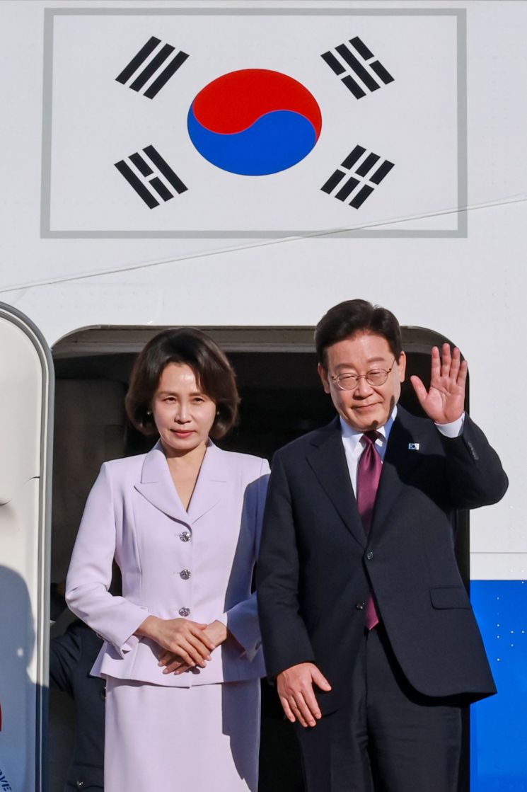 유엔총회 참석과 멕시코 국빈 방문을 위해 출국하는 이재명 대통령과 김혜경 여사가 21일 성남 서울공항 공군 1호기에서 환송객에게 인사하고 있다. 2026.9.21 연합뉴스