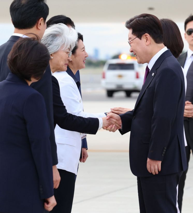 이재명 대통령이 21일(현지시간) 미국 뉴욕 JFK 국제공항에서 영접 나온 강경화 주미대사와 인사하고 있다. 2026.9.22 연합뉴스