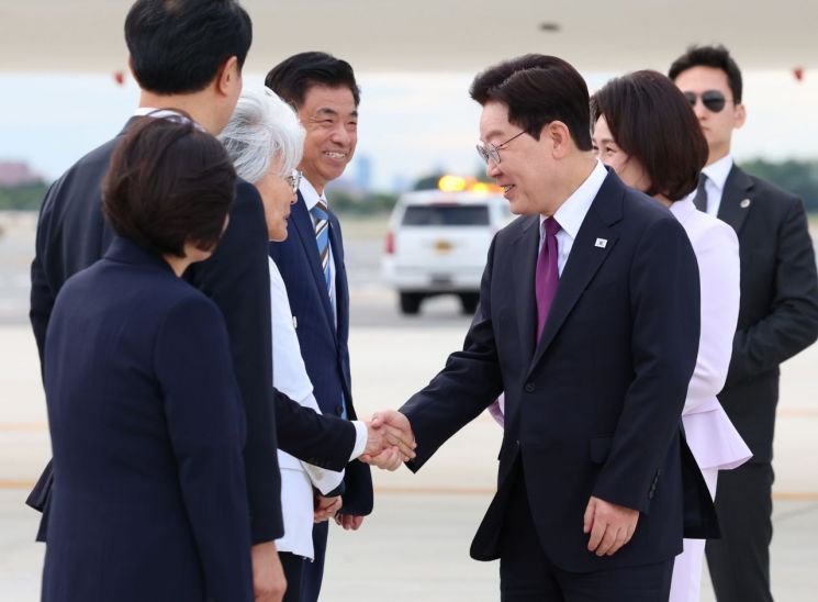 이재명 대통령이 21일(현지시간) 미국 뉴욕 JFK 국제공항에서 영접 나온 강경화 주미대사와 인사하고 있다. 2026.9.22 연합뉴스