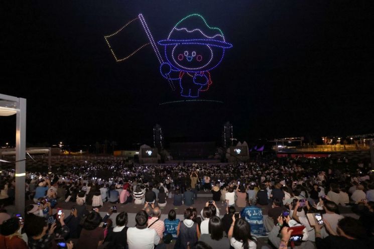지난 5일 오후 전남광주 여수시 돌산읍 진모지구 2026 여수세계섬박람회 개막식에서 드론이 박람회 공식 마스코트인 '다섬이' 형상을 밤하늘에 연출하고 있다. 연합뉴스