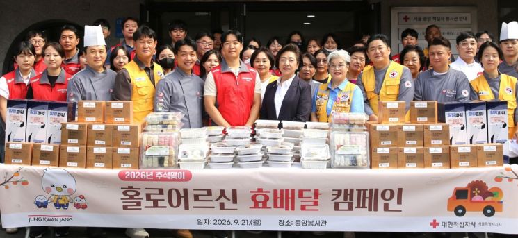 Jeonggwanjang Delivers Chuseok Gifts and Holiday Meals to Seniors Living Alone Through "Hyo Delivery" Campaign 