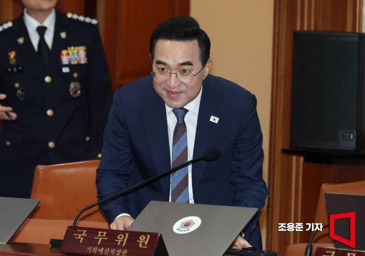 박홍근 기획예산처 장관이 22일 서울 종로구 정부서울청사 국무회의실에서 열린 세종-서울 간 영상국무회의에 참석하고 있다. 2026.9.22 조용준 기자