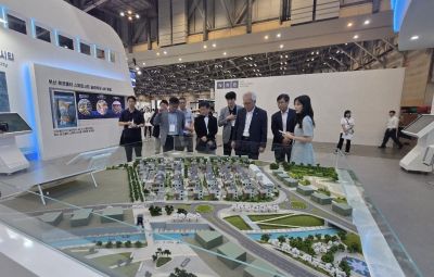 부산도시공사가 최근 열린 '2026 WSCE(World Smart City Expo)'를 참관해 AI 스마트시티 관련 최신 기술과 도시 솔루션을 살펴보고 있다. 부산도시공사 제공